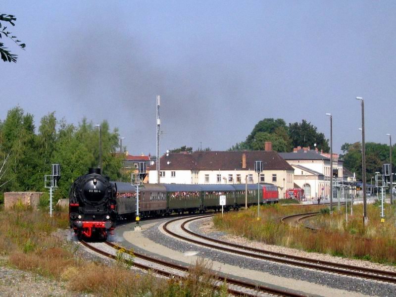 Die Ausfahrt der 01 1100 am 5.9.04 aus M�hlhausen. Sehr lautstark verabschiedet sich die Maschine, die hier Wasser gefa�t hatte. Leider wurden die Wasserkr�ne wenige Jahre zuvor schon abgebaut. 