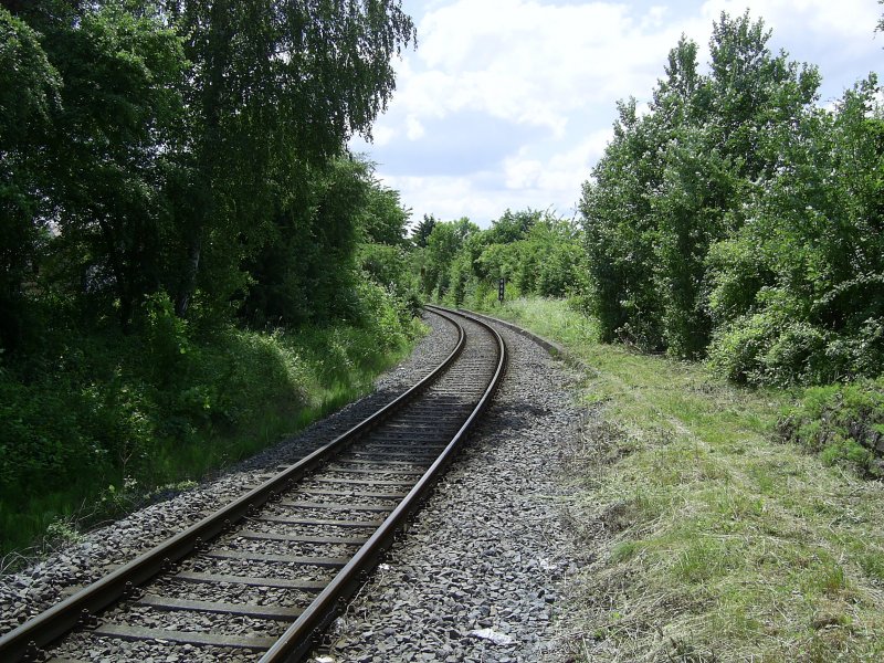 Die Ausfahrt aus dem Bahnhof Frth im Odenwald ist mit Betonschwellen bestckt und wird gleich von einem 628 befahren.
(Frth, 30.5.2009)