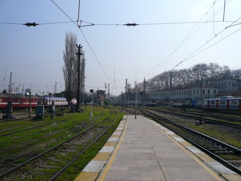 Die Ausfahrt des Bahnhofs Istanbul Sirkeci mit einigen abgestellten Vorortzgen auf der rechten Seite. Wenn man die Gleise sieht kann man sich vorstellen, dass die Zge stark schaukeln.