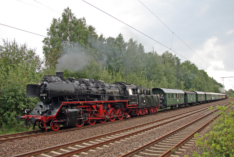 Die Ausfahrt des Berliner Sonderzuges aus dem SEM-Gelnde am Abend des 22.08.2009 in Richtung Niederwiesa gezogen von 50 3616-5 hier nocheinmal von der anderen Seite. Die Berliner Lok befindet sich am Zugschlu.