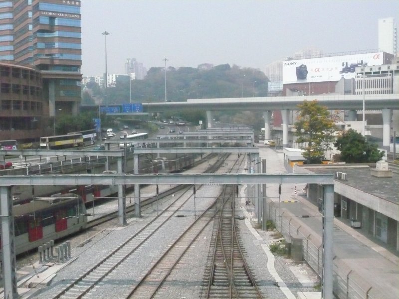 Die Ausfahrt der Hun Hom station in Hong Kong am 9.3.2008. Links kann man zwei U-Bahn Zge erkennen, die sich begegnen.