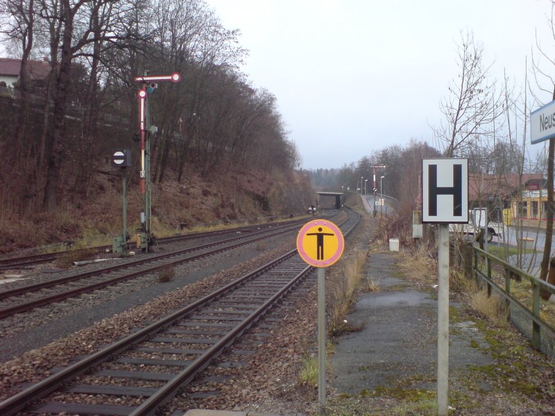 Die Ausfahrtssignale N1 und N3 des Bahnhofs Neustadt (Waldnaab) am 09.12.07