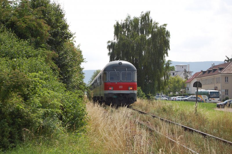 Die ausnahmsweise mit 218 bespannte RB 13959 am 30.6.2009. Aufgenommen in Dettingen. Normalerweise fahren zwei 650er diesen Kurs.