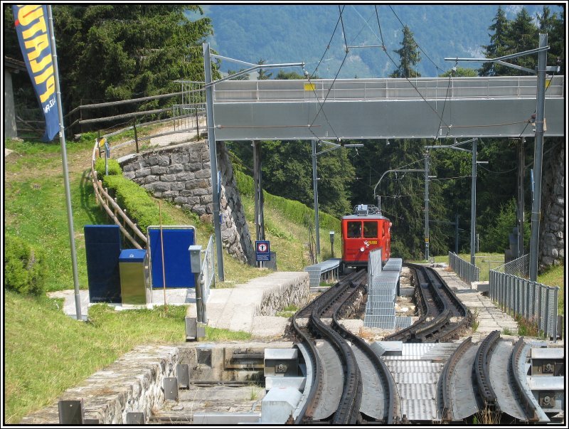 Die Ausweichstelle msigen der Pilatus Bahn. Hier kann man sehr schn die Schiebeweiche erkennen, die hier verwendet werden. (19.07.2007) 