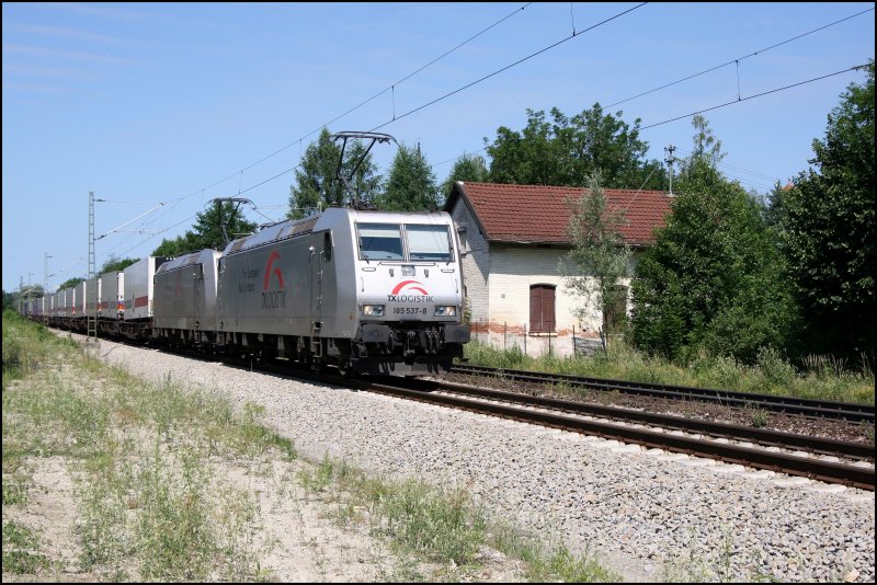 Die Bad Honnefer 185 537 und 539 bringen am 24.06.07 den 43147 von Lbeck Skandinavienkai nach Verona PN. Aufgenommen bei Grokarolinenfeld. Ein merkmahl an dem Zug sind die vielen weien  FRIGOSCANDIA  Trailer.