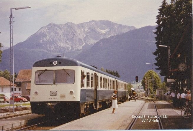 Die Bahn Kempten- Reutte - Garmisch im Jahre 1983. 628015 hlt in Pfronten Ried, hinten wird noch Reisegepck verladen. Das war noch Service ! Abdruckerlaubnis ggf. bei mir.

