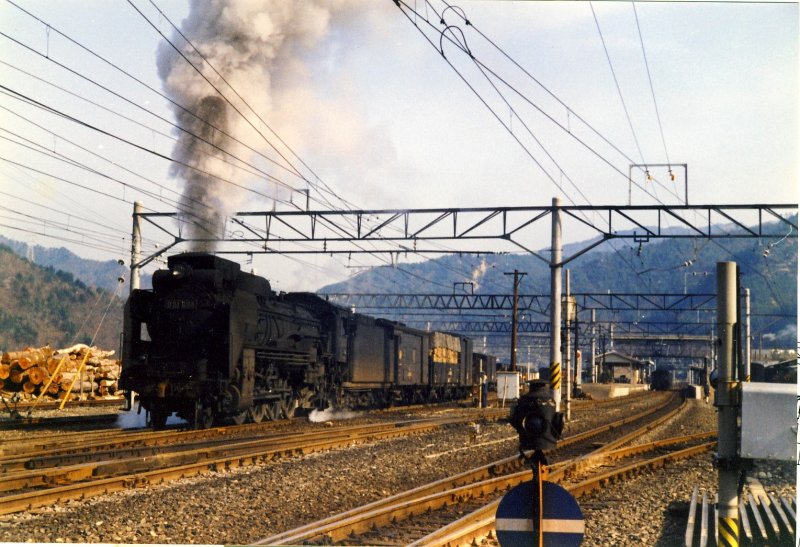 Die Bahn im Kiso-Tal. D51 698 fährt in Agematsu mit einem Güterzug ab. 14.April 1973.
