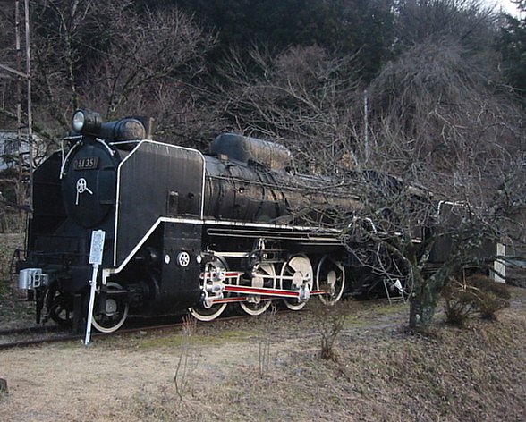 Die Bahn im Kiso-Tal. Die D51 351 ist lngst verstummt und erinnert an vergangene Zeiten. Sie wurde 1940 gebaut und gelangte nach harter Arbeit entlang des Japanischen Meers und in Nordjapan 1971 ins Kiso-Tal. 1974 wurde sie da als Denkmal aufgestellt. Nagiso, 4.Mrz 2007.