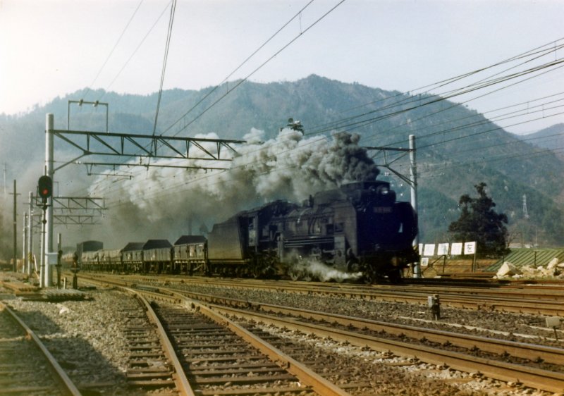 Die Bahn im Kiso-Tal ((Nagoya-)Nakatsugawa-Shiojiri). D51 688 donnert durch Agematsu, 14.April 1973. Bereits hängen Fahrdrähte, nur noch wenige Wochen bis zum Ende des Dampfbetriebs. 