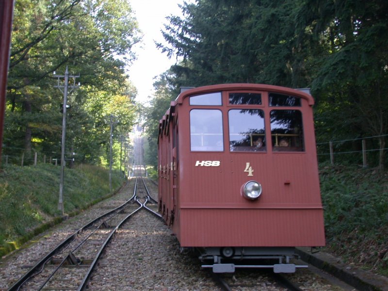 Die Bahn mit dem gleichen Krzel wie die Harzer Schmalspurbahnen. Hierbei handelt es sich um den Wagen 4 der HSB (Heidelberger Strassen- und Bergbahn AG) in der Hlfte der Strecke zwischen Molkenkur und dem Knigstuhl.