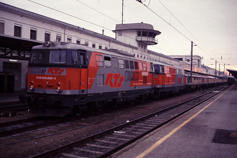 Die Bahnbaufirma Swietelsky setzt f�r den Bahnausbau auch diese Diesellokomotiven ein: 2143 005 und 2143 032 im modernen Design dieser Firma, hier fotografiert am 22.12.2005 am Grazer Hbf.