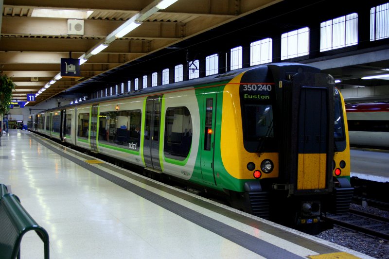 Die Bahngesellschaft London Midland fhrt seit Ende 2007 im Regionalverkehr von London Euston nordwrts Richtung Birmingham und Liverpool. Das Bild zeigt Triebzug 350 240, am 14.10.2009 soeben von den Midlands in Eusten angekommen. 