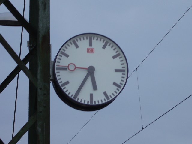 Die Bahnhofs Uhr in Maintal Ost.