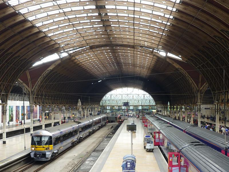 Die Bahnhofshalle von London Paddington. Links im Bild ist ein Elektro-Triebzug Class 332. Rechts stehen zwei HST der Great Western. Ich m�chte hiermit meine eigene Behauptung aus dem Forum widerlegen, dass die Elektrifizierung von Paddington das Photographieren schwieriger machen w�rde. 2009-09-20.
