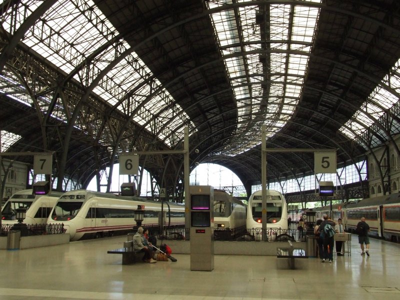 Die Bahnhofshalle mit ein paar zur Abfahrt bereiten Zge Richtung Frankreich und Madrid-Atocha (01.06.2007)