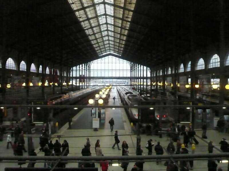 Die Bahnhofshalle vom Pariser Gare du Nord am 28.2.2008. Im Bahnhof stehen einige TGVs, ein Thalys und links im verglasten Abschnitt noch 4 Eurostar.