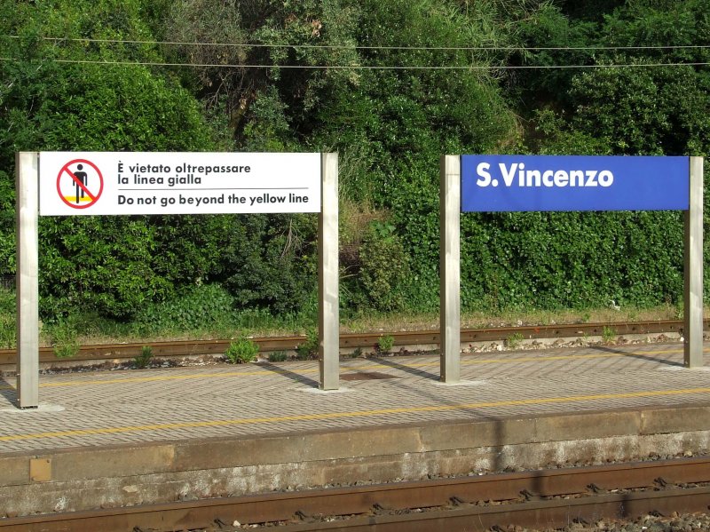 Die Bahnhofsschilder von San Vincenzo (Toscana) am 22.05.2009. Das linke ist sehr wichtig, da die Schnellzge von und nach Rom hier mit sehr hoher Geschwindigkeit durchrasen... (man siehe meine Videos =)...)