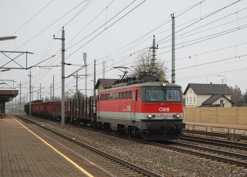 Die Bahnhofsuhr in Marchtrenk zeigte 13h54 an am
25.10.2008 als die 1142 628 mit einem kurzen
Gterzug durchgefahren ist.