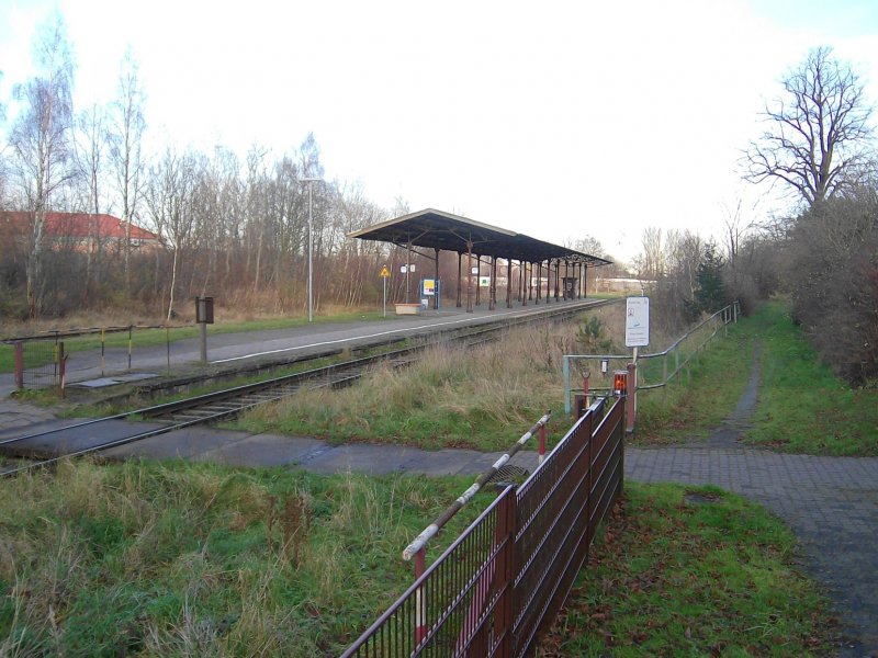 Die Bahnsteige 1-3 in Schnberg, vorne kaum zu sehen Gleis 1! Wann fuhr hier der letzte Zug?
<a href= http://staedte.kaposo.de  target= _blank ><img src= http://www.Bahnbilder.de/counter/counter_new.php?key=309690456  alt= Städte auf Kaposo  title= Städte auf Kaposo  border= 0  /></a>
