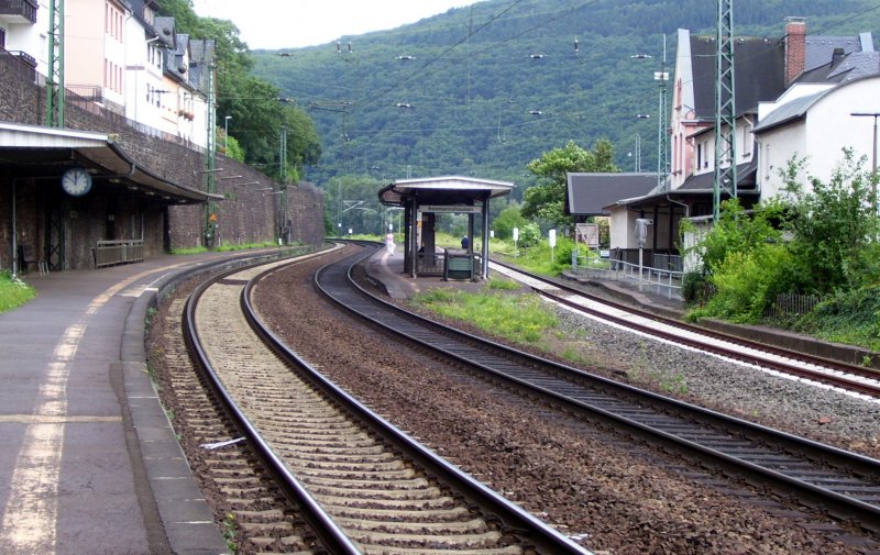 Die Bahnsteige 1 bis 3 am 24.07.2007 in Assmanshausen.