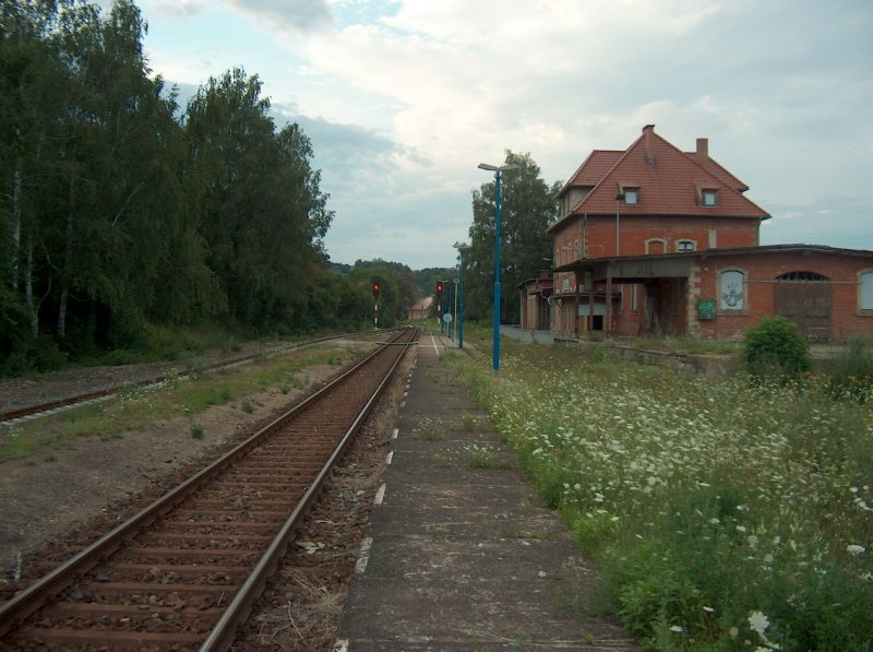 Die Bahnsteige im Bahnhof Freyburg am 26.07.2007.