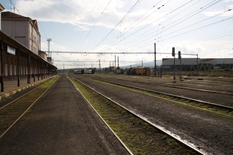 Die Bahnsteige des Bahnhof Chomotov (Komutau). (15.07.09)