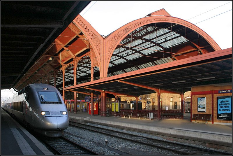 Die Bahnsteighallen im Abendlicht - 

Der TGV brachte mich sehr pünktlich zurück nach Stuttgart. Zuhause war ich dann sogar eine halbe Stunde früher als geplant. Überhaupt waren alle Züge die ich letzte Woche nutzte, exakt fahrplanmässig unterwegs, wenn nicht etwas mit zu früher Ankunft an den Bahnhöfen.

Straßburg, 06.03.2008 (M)