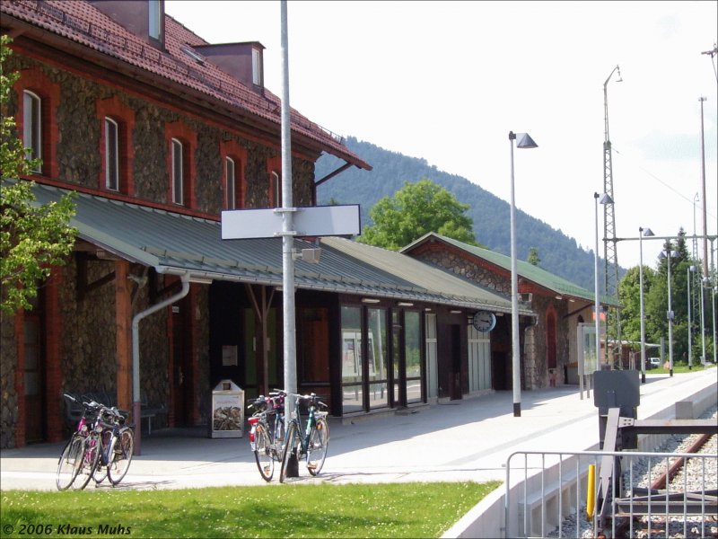 Die Bahnsteigseite des Bahnhof Ruhpolding im Sommer 2005.