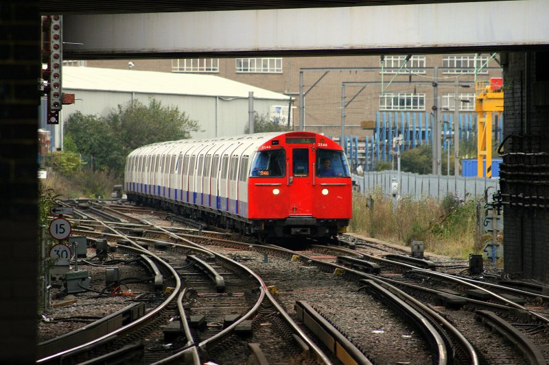 Die Bakerloo Line von London Underground ist das Einsatzgebiet des 1972 Tube Stocks. Die Einheit mit dem Triebkopf 3546 erreicht hier soeben die Station Willesden Junction mit Fahrtziel Harrow&Wealdstone. Aufnahme am 14.10.2009. 