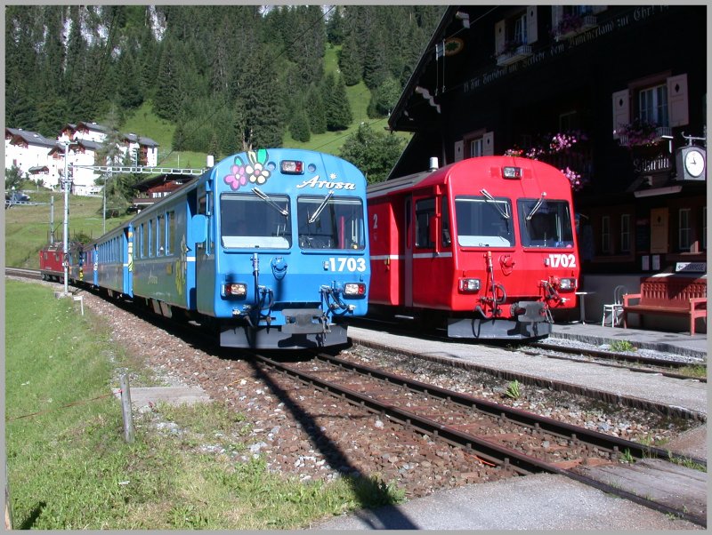 Die baugleichen Steuerwagen 1702 und 1703 treffen sich Litzirti. (13.07.2007)