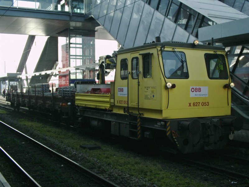 Die Baumaschine X 627.053 der BB rail equipment mit Baggerarm und Ladeflche steht im Schatten des Bahnhofsgebudes auf Gleis 2 in Wels. [19.10.06]