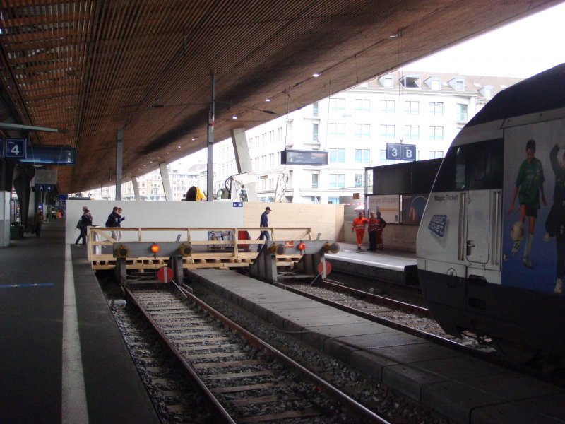 Die Baumaschinen sind aufgefahren: In Zrich begann in den letzten Tagen der Bau des zweiten Durchgangsbahnhofs  Lwenstrasse .Dieser wird rund 16 Meter unter den Gleisen 4-9 des Hauptbahnhofs entstehen.Seit anfang diese Monats wurden die Gleise 3+4 um 100m verkrtzt, deshalb stehen nun die Prellbcke dieser Gleise nun im Sektor B, wie auf dem Bild vom 26.09.2007 zu sehen ist.Dies ist ntig, weil man in der  Deckelbauweise  arbeitet.Wenn die Deckel betoniert sind, knnen hier bereits wieder die Zge fahren, obwohl darunter immer noch ausgehoben wird.Diese Art von Baustelle soll bis zum Gleis 18 wandern...
Ab 2013 soll dann der neue Bahnhof fr die S-Bahn zur Verfgung stehen und ab 2015 auch fr Fernverkehrszge.