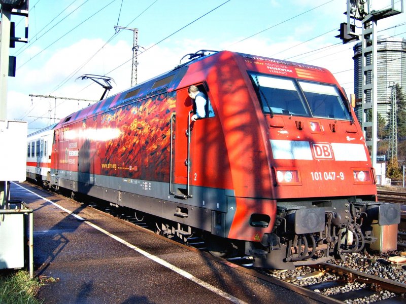 Die Baureihe 101 047-9 mit IC 2068 von Nrnberg Hbf nach Karlsruhe Hbf am 10.12.06 im Bahnhof Aalen.