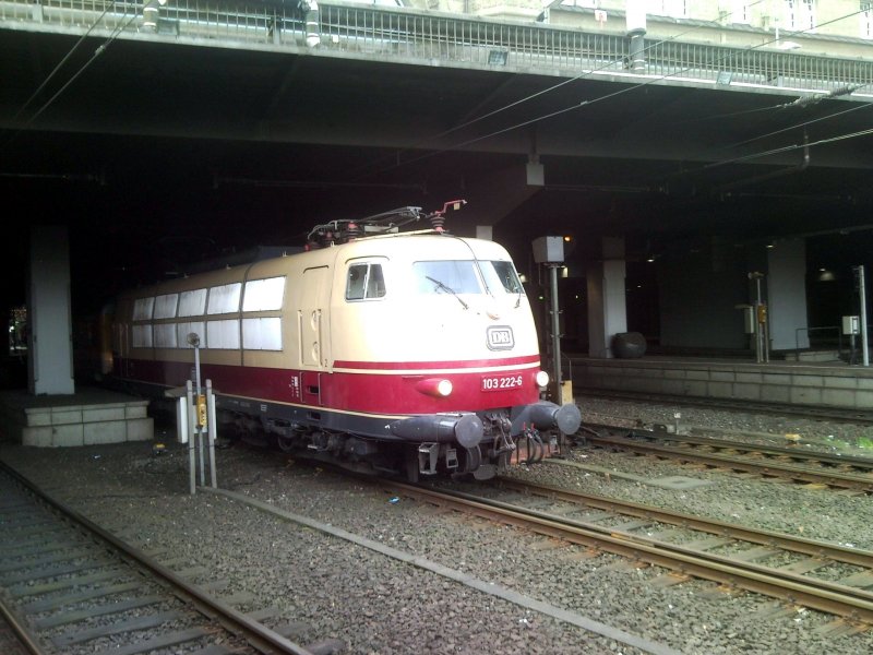 Die Baureihe 103 222-6 mit einem Messzug am 11.05.2009 im Hamburger Hauptbahnhof