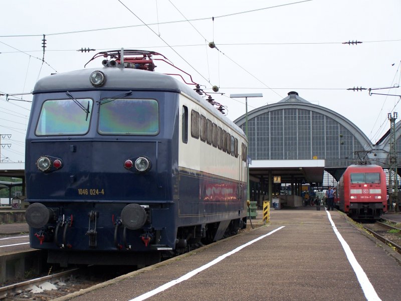 Die Baureihe 1046 024-4  Orient-Express  stand am 3.September 2007 im Bahnhof Karlsruhe Hbf abgestellt. Im Hintergrund wartete ein 101er Sandwich auf die Abfahrt nach Mnchen Hbf.