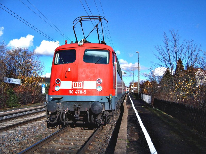 Die Baureihe 110 478-5 am 17.11.06 im Bahnhof Hofen(b Aalen).
