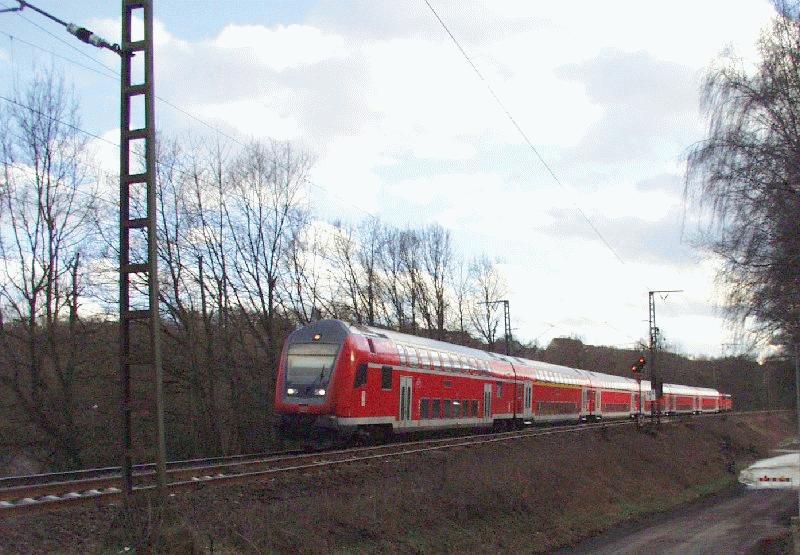 Die Baureihe 111 190-5 (verkehrsrot) der DB Regio AG schiebt den RE 15372 von Frankfurt(Main)Hbf nach Treysa am Lahn-Hochwasser bei Lollar-Ruttershausen vorbei. Beim Steuerwagen handelt es sich um einen DBpbzfa 763.<br><br>
Datum: 27. Februar 2002




