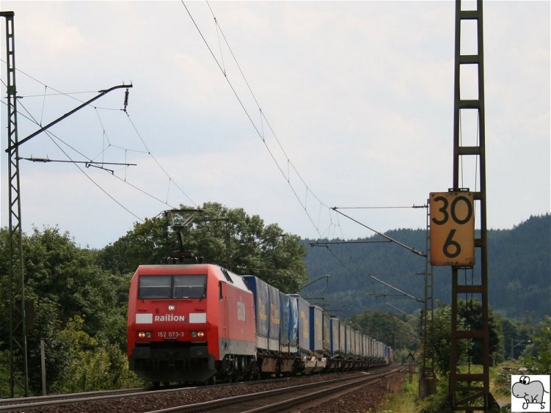 Die Baureihe 152 073-3 zieht einen Ganzzug der sterreichischen Spedition LKW Walter am 06. Juli 2008 den Frankenwald hinauf. Die Aufnahme entstand in Rothenkirchen, wenig oberhalb des Bahnhof Pressig-Rothenkirchen, wo zur Untersttzung die Schublok 151 086-6 angehngt wurde.