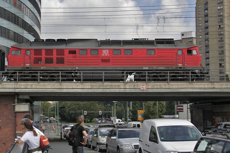 Die Baureihe 234 berqueert mit dem Warschau-Express die Michaelkirchstrae.
Die Lok weckt auch bei so manchen Passanten das Interesse.
(Berlin, 24.08.2007)