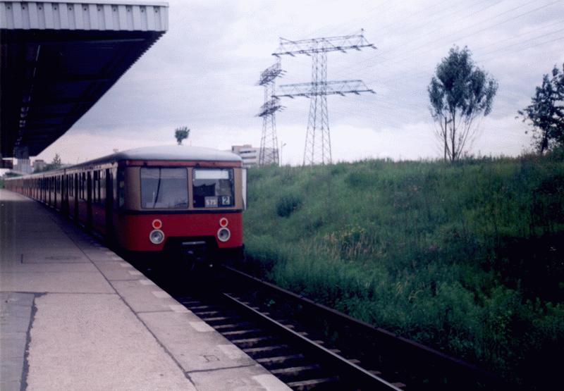 Die Baureihe 476 im S-Bahn Bahnhof Gehrenseestr. in Berlin 