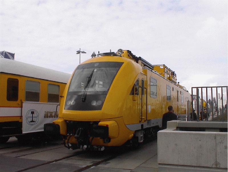 Die Baureihe 711.1 der Gleisbautechnik aus Brandenburg ist ein Oberleitungsfahrzeug mit einer Hchstgeschwindigkeit von 160 km/h (!) Primres Einsatzgebiet sollen Hochgeschwindigkeitsstrecken sein. 29.9.02, InnoTrans Berlin