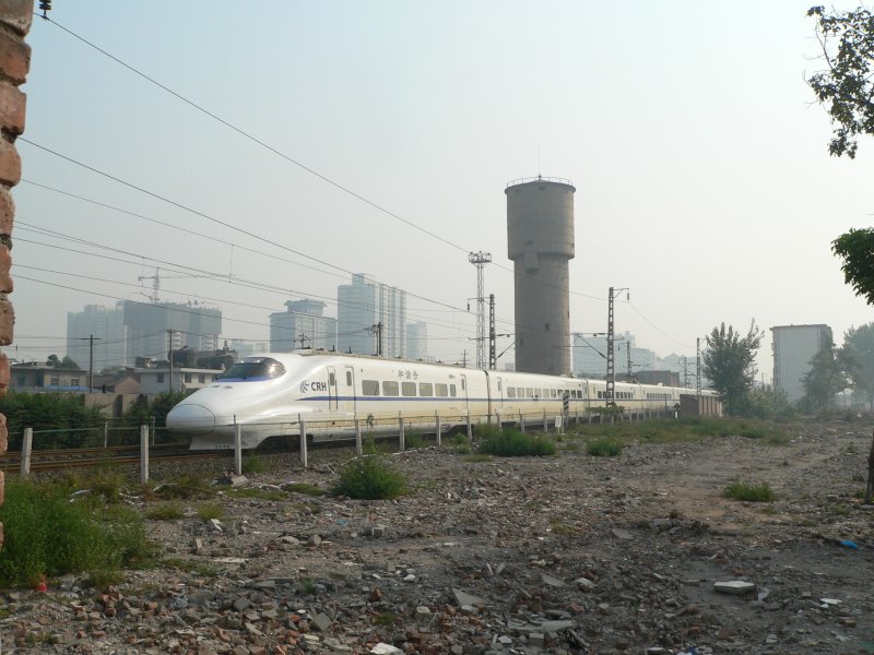Die Baureihe CRH2 fhrt zwischen einigen chinesischen Grostdten. Hchstgeschwindigkeit 200 km/h. In Xi'an am 23.9.2007.