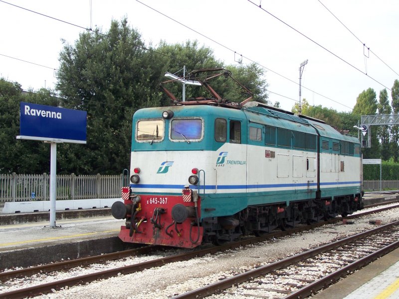 Die Baureihe E 645-367 stand am 22.August 2007 im Bahnhof Ravenna. Sie rangierte spter in den GBF und bernahm anschlieend einen Gterzug.