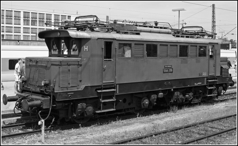 Die Baureihe E44 war richtungsweisend fr ganze Generationen von E-Loks gewesen. Das Laufachslose Fahrwerk setzte sich genauso durch wie der geschweite Brckenrahmen. Hier E44 119 aus Lichtenfels am 01.07.07 in Mnchen Ostbahnhof.