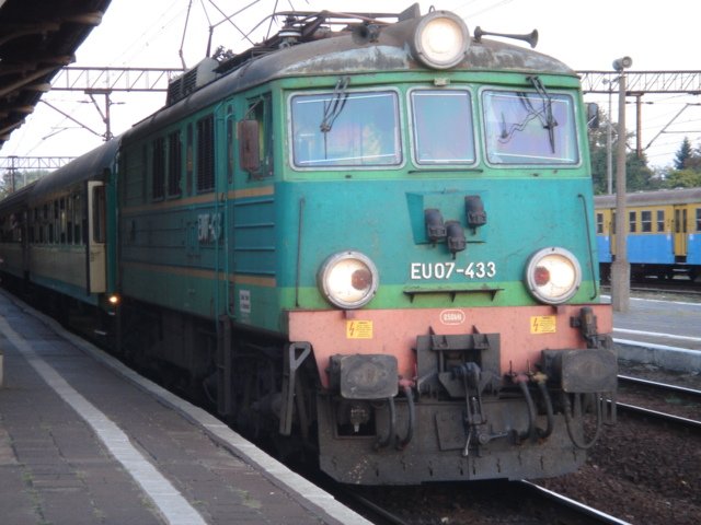 Die Baureihe EU07-433 stand am 28.08.06 in Opole Hbf, und fuhr spter mit ihrem Schnelzug weiter.