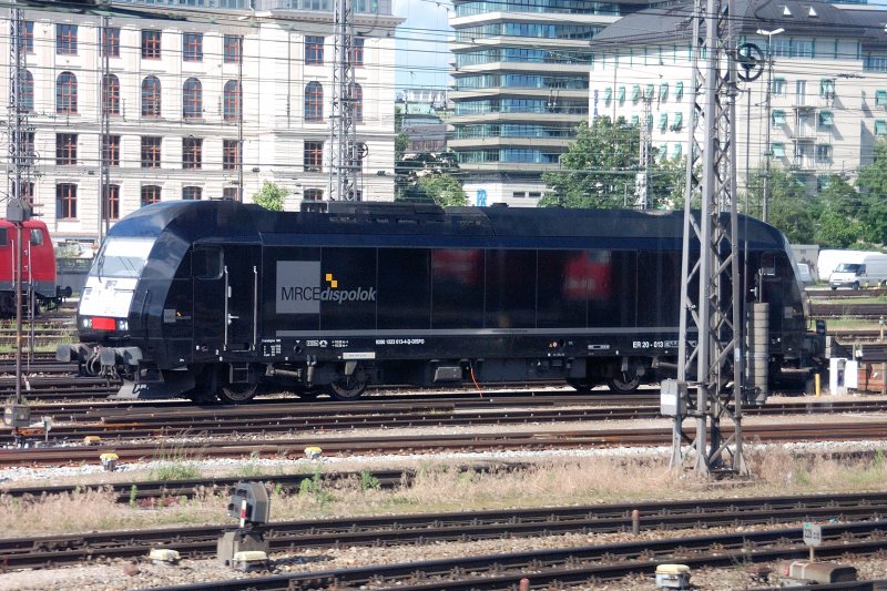 Die Baureihen 110 und 218 geben sich SPIEGELBILDLICH die Ehre. ER 20 013 der MRCE Dispolok bietet die Flche.. 21.06.2008 Mmchen Hbf.