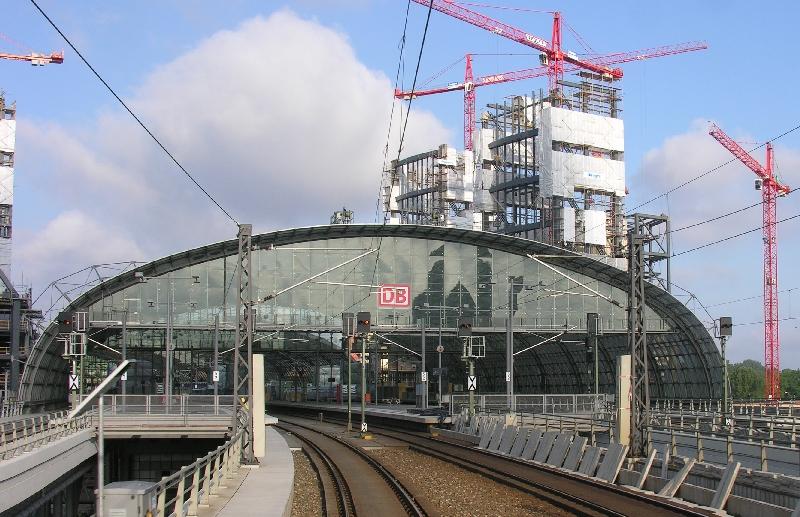 Die Baustelle Berlin Lehrter Hauptbahnhof von der Ostseite am 16.07.2005 aus dem Schluwagen des EC 171 nach Budapest aufgenommen.