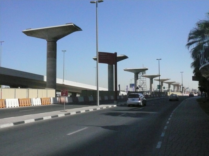 Die Baustelle der roten Linie am 31.10.2007 bei der Mall of the Emirates. Die rote Linie wird 52,1 km , davon 4,7 unterirdisch, lang sein und zwischen dem Hafen Jebel Ali und Rashidiya verlaufen. Sie soll im Dezember 2009 in Betrieb genommen werden. Die Bahn wird an 35 Haltestellen halten, wovon 4 unterirdisch sein werden. Die Dauer einer Fahrt zwischen den Endhaltestellen wird 66 Minuten betragen.