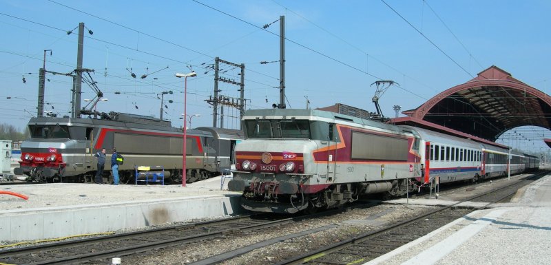 Die BB 15 042 ist mit dem D 1501 von Paris Est in Strasbourg eingetroffen, die BB 15001 wartet mit dem EC 91 (Vauban) von Bruxelles Midi nach Brig auf die Weiterfahrt.
10. April 2007 