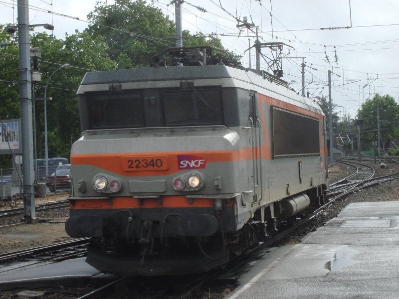 Die BB 22340 koppelt demnchst am Schnellzug ,der aus Bordeaux kam an, um ihn weiter nach Quimper zu fhren.Nantes am 27.5.2007